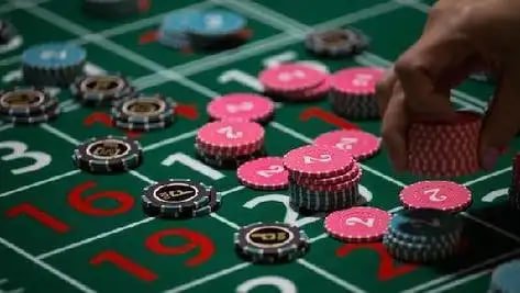 mmr007 မိုဘိုင်းအက်ပ် — မြန်မာ ကစားသူ Live Casino ဂိမ်းကစားနေသောပုံ